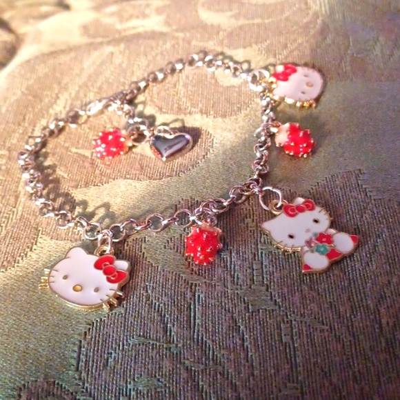 Hello Kitty's Strawberry 🍓 Bracelet - Picture 7 of 7